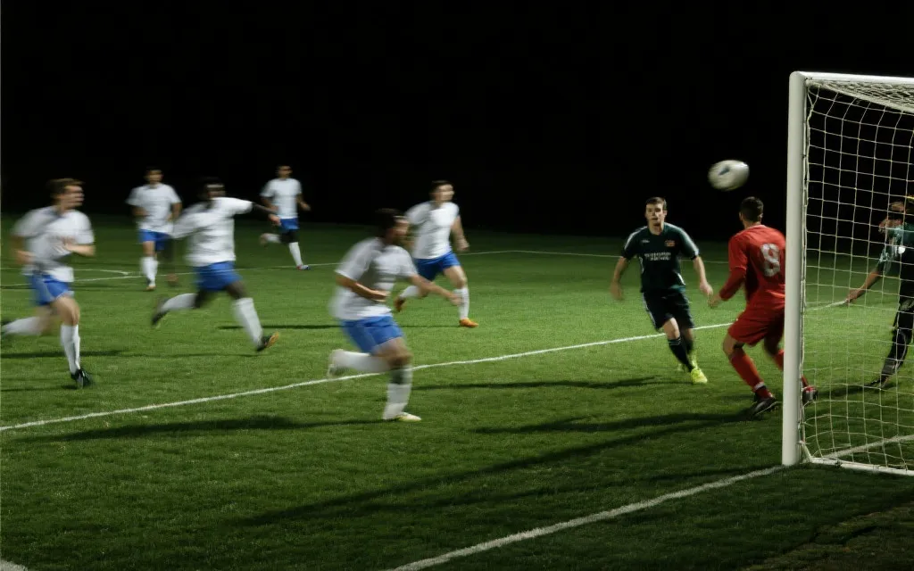 世界杯战术视角：定位球与防守站位示意